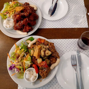 Dos platos de pollo frito sobre una mesa